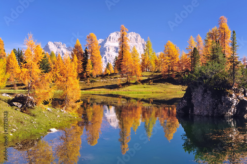 Photo: Spiegelung im Bergsee in den Dolomiten Spiegelung im Bergsee in den Dolomiten