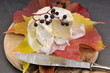 Weichkäse mit Weinbeeren