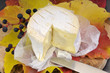 Brie auf Weinblättern