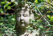 asiatische Figur im Garten verwunschen