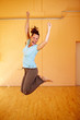 Frau jubelt in Fitnesscenter