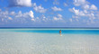 baigneuse dans un lagon bleu des îles maldives