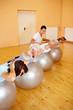 Trainer erklärt Rückenübungen