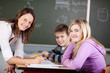 lehrerin erklärt schülern die aufgabe