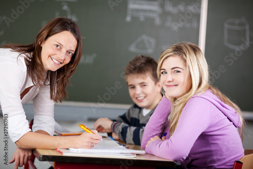 Foto: lehrerin erklärt schülern die aufgabe lehrerin erklärt schülern die aufgabe