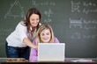 lehrerin und schülerin am computer