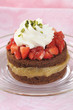 Gâteau au chocolat, à la rhubarbe et à la fraise Gâteau au chocolat, à la rhubarbe et à la fraise