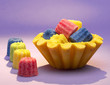 Cannelé et moule à gâteau en sucre coloré Cannelé et moule à gâteau en sucre coloré