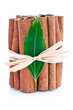 Fagot de cannelle avec feuille de cannelle