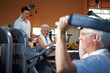 Fitnesstrainer betreut Senioren