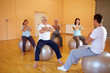 Fitnessübungen auf Gymnastikbällen
