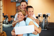 Mitarbeiter im Fitnesscenter machen Werbung