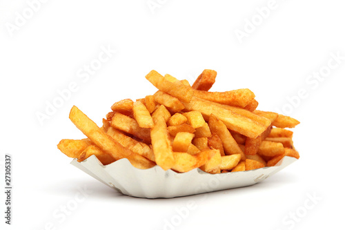 Foto: Pommes in der Schale auf weiß isoliert Pommes in der Schale auf weiß isoliert
