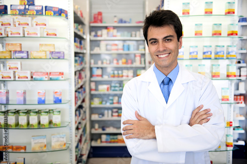 Foto: portrait of a male pharmacist at pharmacy portrait of a male pharmacist at pharmacy