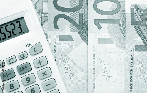 Foto: Finanzierungs Konzept mit Taschenrechner und Euros Finanzierungs Konzept mit Taschenrechner und Euros