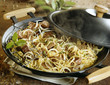 Foto: Beef with onions and chinese noodles cooked in a wok Beef with onions and chinese noodles cooked in a wok