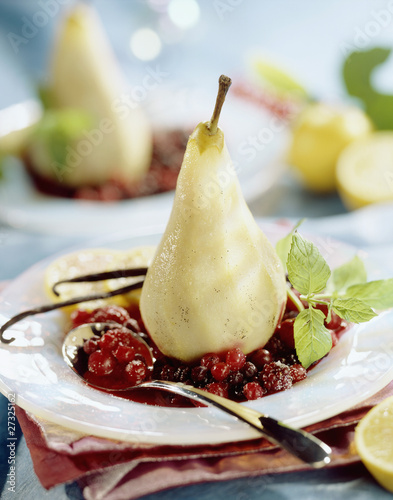 Foto: steamed vanilla pear on bed of stewed summer fruit steamed vanilla pear on bed of stewed summer fruit