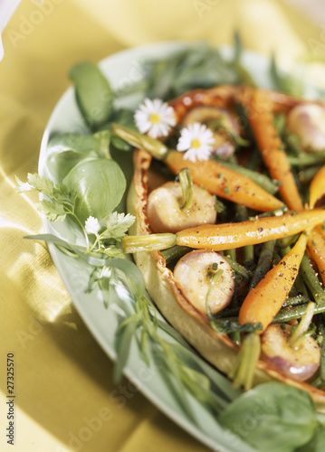 Foto: young vegetable and herb thin pastry tart young vegetable and herb thin pastry tart