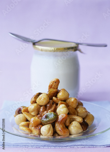 Foto: Pan-fried nuts with honey and yoghurt Pan-fried nuts with honey and yoghurt