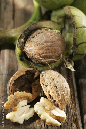 Foto: Open walnut and shell Open walnut and shell