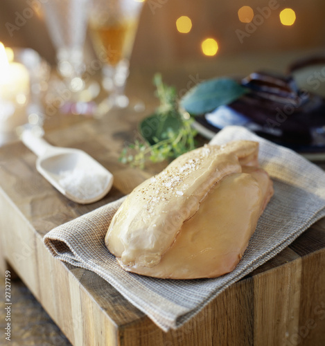 Foto: Towel-wrapped whole raw foie gras Towel-wrapped whole raw foie gras