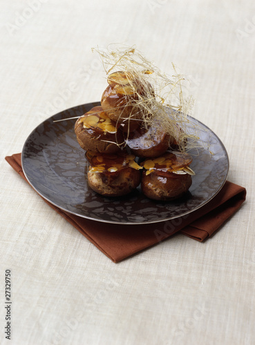 Photo: Cream puffs with caramelized almonds Cream puffs with caramelized almonds
