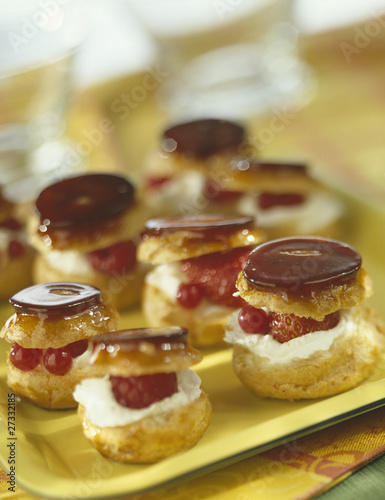 Photo: Small caramelized whipped cream puffs with summer fruit Small caramelized whipped cream puffs with summer fruit