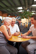Senioren im Gespräch mit Fitnesstrainer