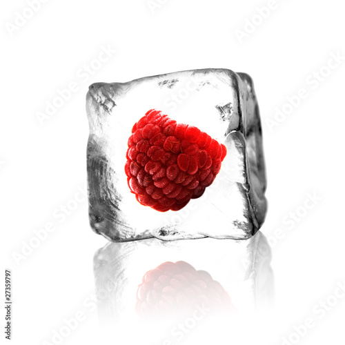Photo: Himbeere im Eisblock Himbeere im Eisblock