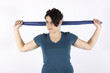 Junge Frau mit Gymnastikband
