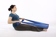 Junge Frau mit Gymnastikband