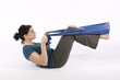Junge Frau mit Gymnastikband