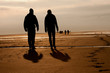 Strandspaziergänger im Abendlicht