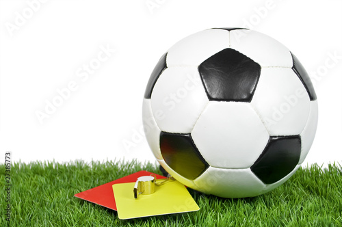 Foto: Fußball auf Rasen mit Karten und Pfeife Fußball auf Rasen mit Karten und Pfeife