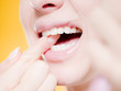 Femme passant le fil dentaire - concept soins dentaires
