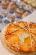 tarte appétissante en vitrine de pâtisserie tarte appétissante en vitrine de pâtisserie