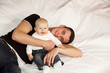 Foto: glücklicher Vater mit lächelnder Tochter auf Couch glücklicher Vater mit lächelnder Tochter auf Couch