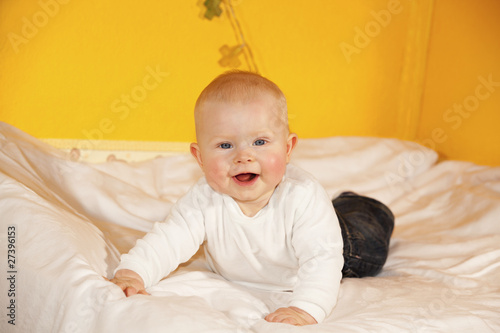 Foto: lachendes Baby Girl auf Wickeltisch lachendes Baby Girl auf Wickeltisch