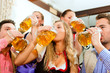 Leute trinken Bier in Bayern