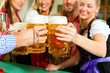 Leute trinken Bier in Bayern