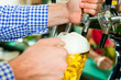 Mann zapft Bier