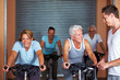 Fitnesstrainer gibt Spinning-Kurs