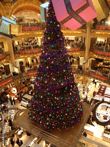 Foto: bunter Weihnachtsbaum im La Fayette bunter Weihnachtsbaum im La Fayette