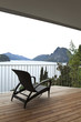 sedia su balcone con vista lago sedia su balcone con vista lago