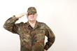 Deutscher Soldat grüßt