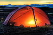 Beleuchtetes Zelt nach Sonnenuntergang