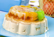 Mousse de vainilla con gelatina de frutas Mousse de vainilla con gelatina de frutas