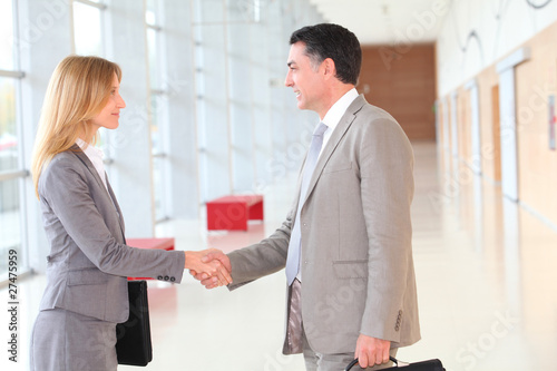 Foto: Business partners meeting in modern building Business partners meeting in modern building