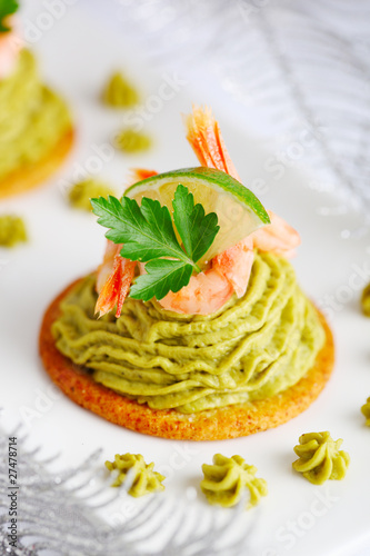Photo: Avocado cream and prawns on crackers for Christmas Avocado cream and prawns on crackers for Christmas