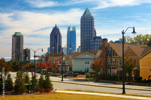 Foto: Houses against the midtown. Atlanta, GA. USA. Houses against the midtown. Atlanta, GA. USA.